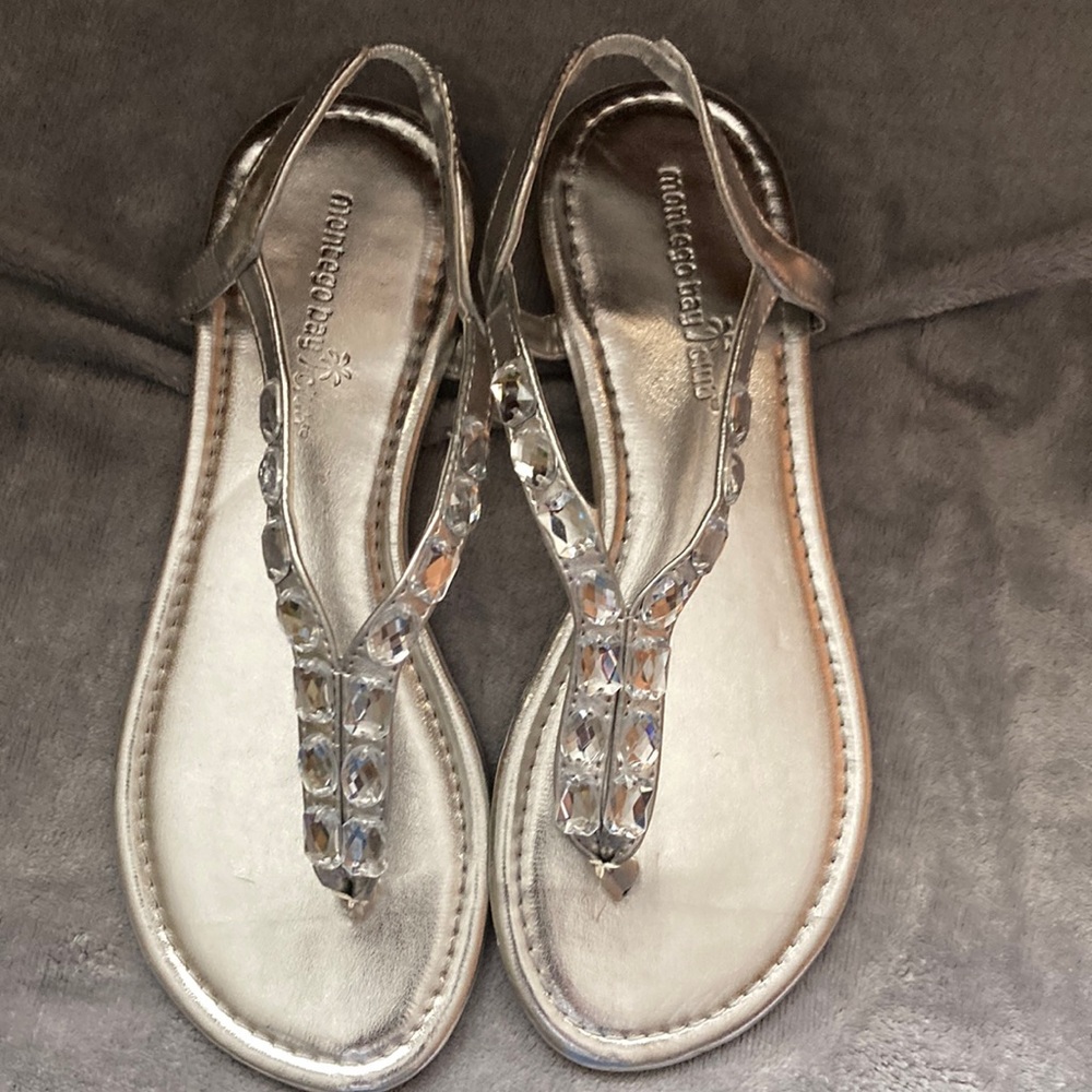 MONTEGO BAY CLUB THONG SILVER RHINESTONE SANDALS. Size 7